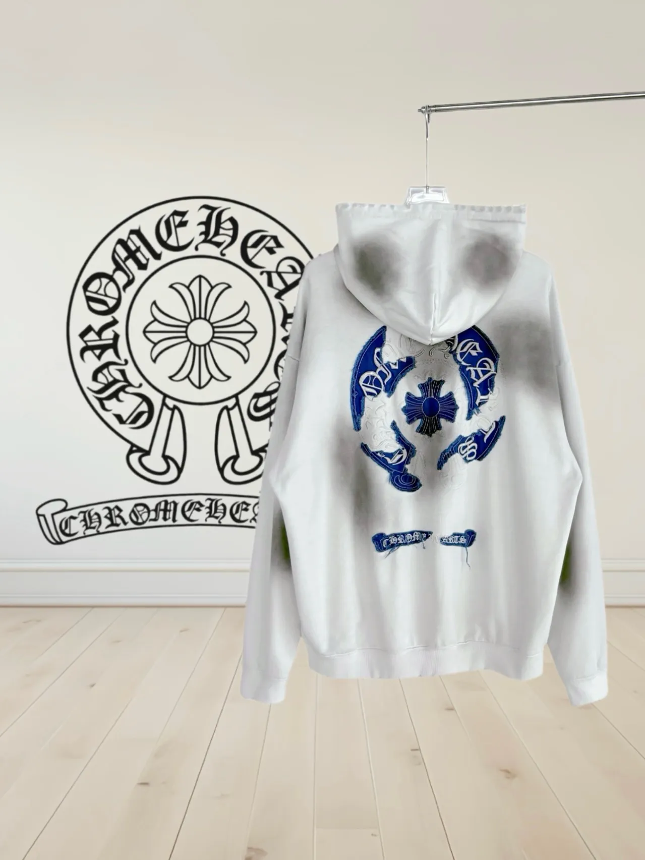 P340 [Higher version] Chrome Hearts*Chrome heart patch embroidered horseshoe logo‼ ️Hooded sweatshirt *Made of 430g pure cotton sweatshirt fabric with double yarns. The fabric is woven with double yarns and twisted together. The strength is 40% higher than that of single yarns, forming a three-dimensional texture similar to the texture of tripe. It not only maintains the moisture absorption and breathability of pure cotton, but also achieves "softness and not collapse" through double yarn thickening. The whole strip of Maliu scanning spray technology uses the washing process to produce a natural fading effect in parts, and the os version has a more lazy and loose feeling. *Laser burnt patch embroidery➕Frayed process: micro-label on the chest patch, large logo horseshoe pattern on the back, heavy laser burnt three-dimensional patch embroidery pattern design, washed and frayed, and the overall garment presents a lazy style. *Whether it is daily outings or sports and fitness, you can show your trendy attitude and become the focus of the street. Same style for men and women 𝐂𝐎𝐋𝐎𝐔𝐑: white, blue, black 𝐒𝐈𝐙𝐄: S-XL